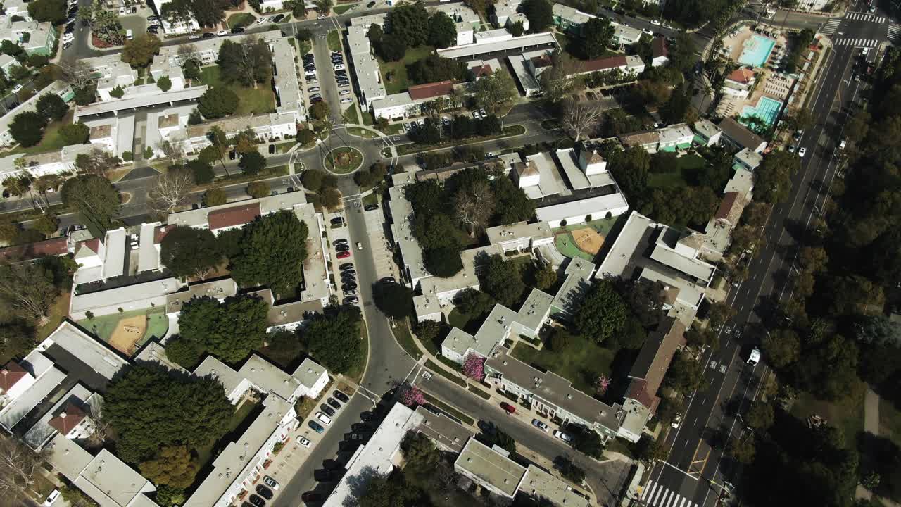 在阳光明媚的日子里，无人机在住宅楼上空向前飞行——加州洛杉矶视频素材
