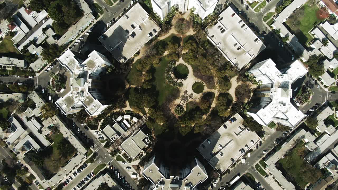 在阳光明媚的一天，无人机在房屋上方的城市住宅的鸟瞰图-洛杉矶，加利福尼亚视频素材