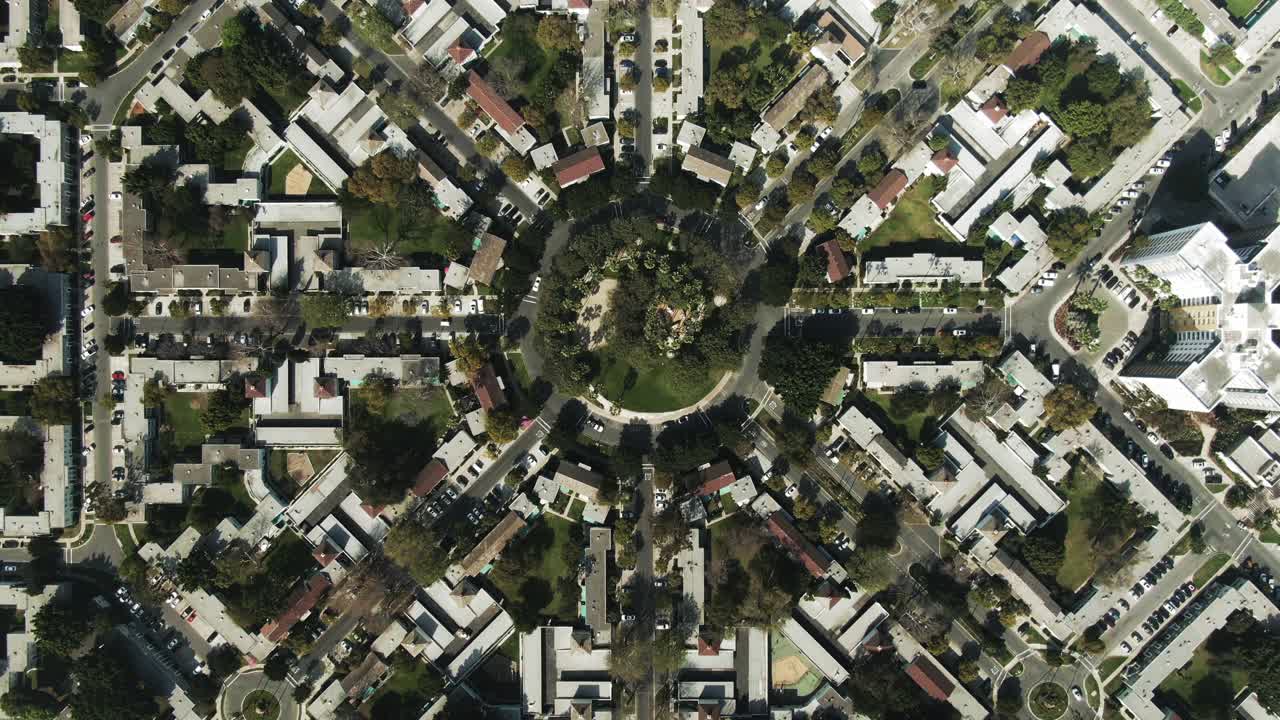 在阳光明媚的一天，无人机向后飞行在房屋上方的城市住宅的鸟瞰图-洛杉矶，加利福尼亚视频素材