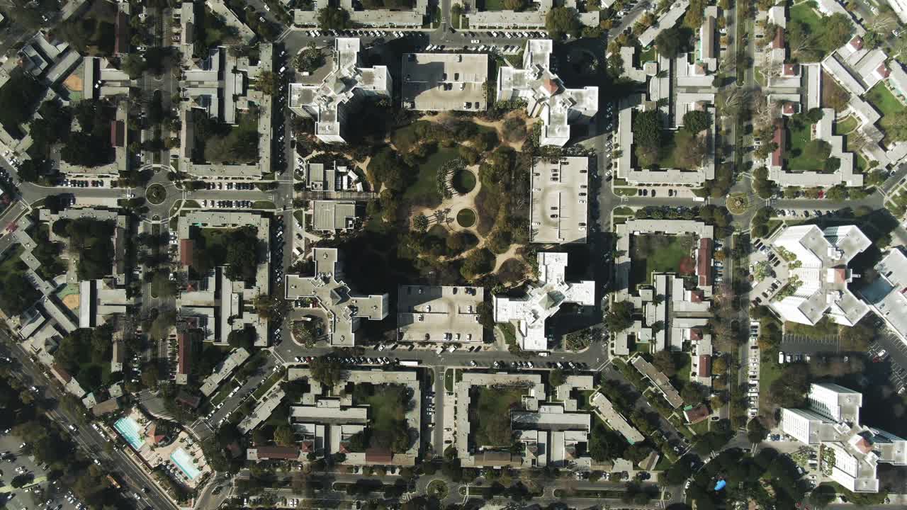 在阳光明媚的一天，无人机在房屋上方的空中俯瞰城市的住宅楼-洛杉矶，加利福尼亚视频素材
