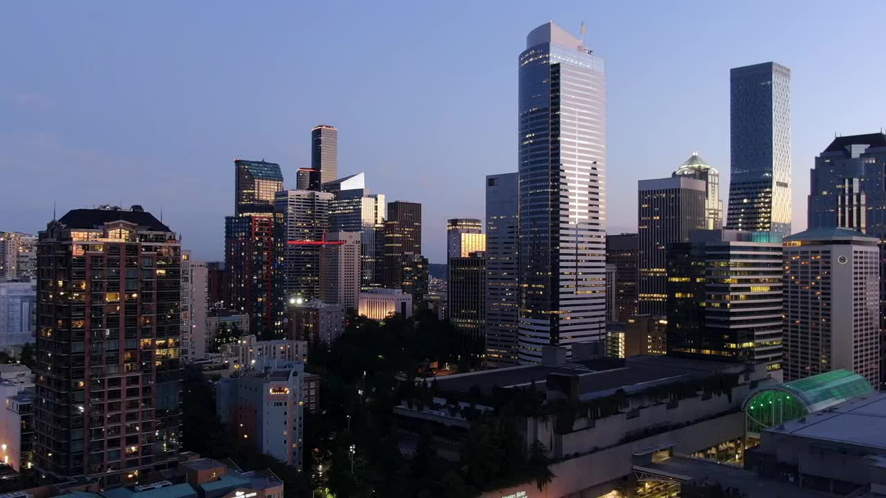 空中时间流逝拍摄的交通在城市街道在黄昏，无人机从市中心在国会山向后飞行的天空-西雅图，华盛顿视频下载