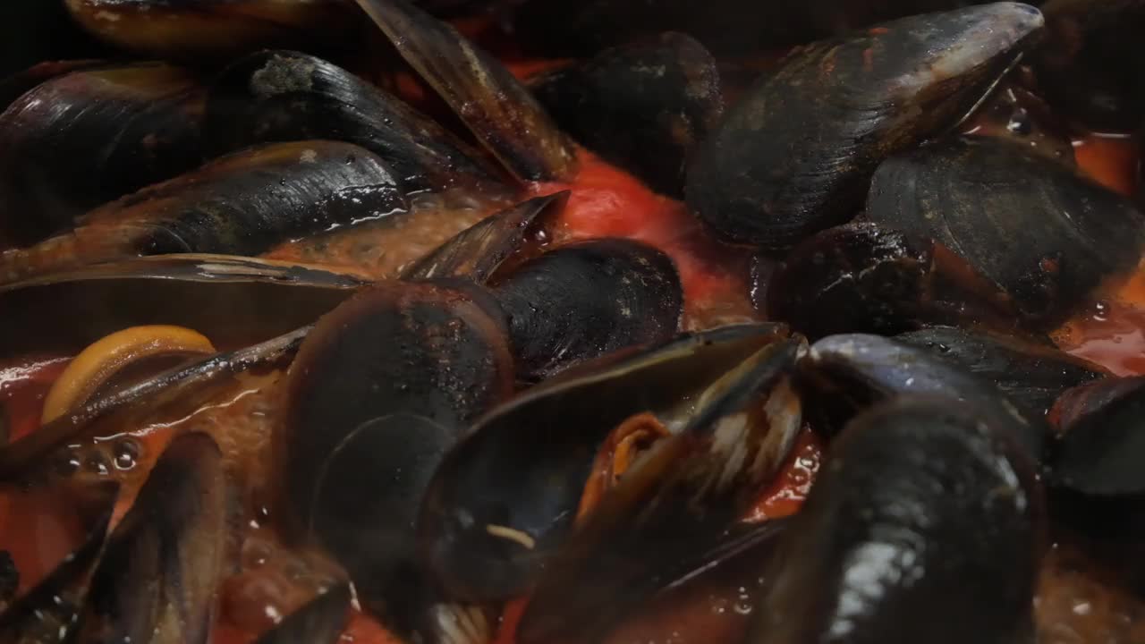 用番茄酱烹制贻贝的过程视频素材