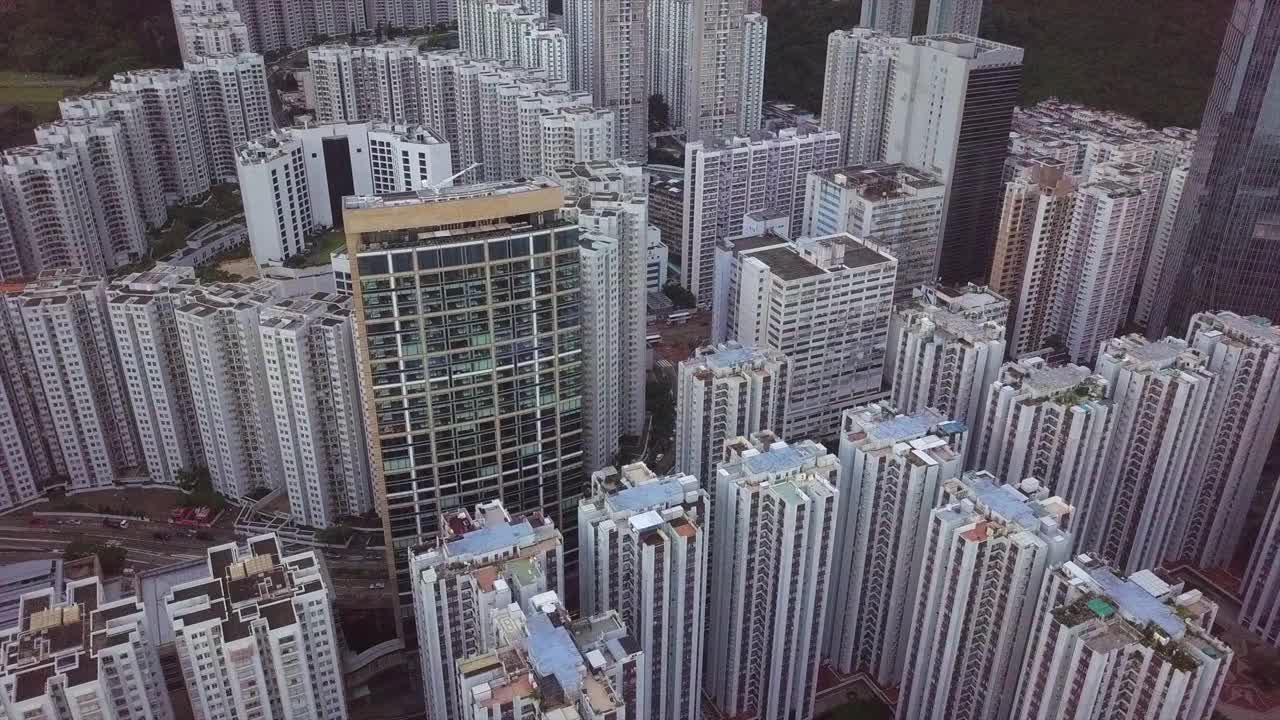 航拍住宅区，无人机下降在摩天大楼在城市-香港，中国视频素材