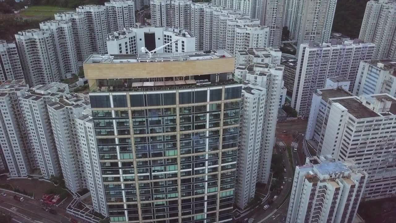 航拍住宅区，无人机向前飞行在摩天大楼在城市-香港，中国视频素材