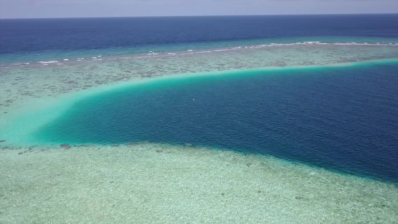 在阳光明媚的一天，无人机飞越海景-瓦都，马尔代夫视频素材