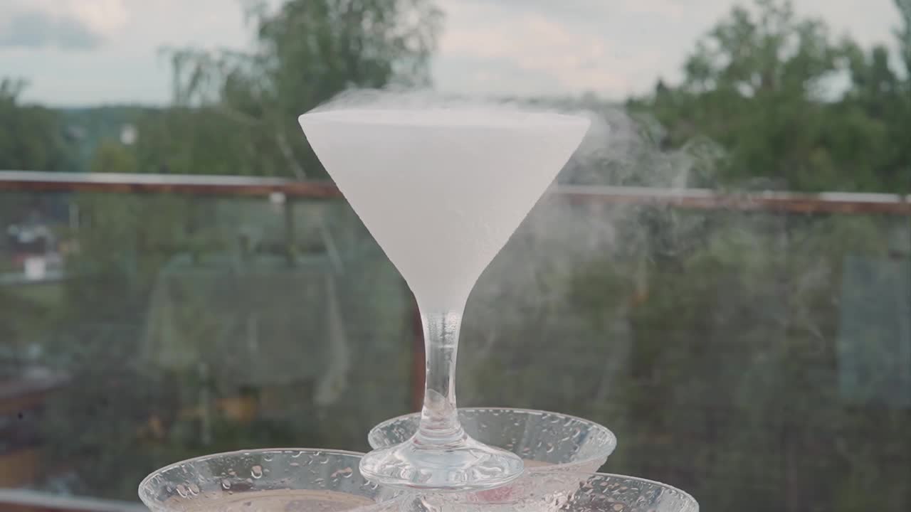 香槟塔顶上的一杯起泡葡萄酒。特写镜头。视频素材