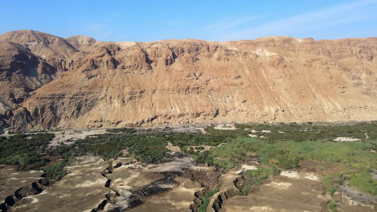 在晴朗的一天，无人机向前飞行-以色列死海，对雄伟山脉的陆地的空中拍摄视频素材