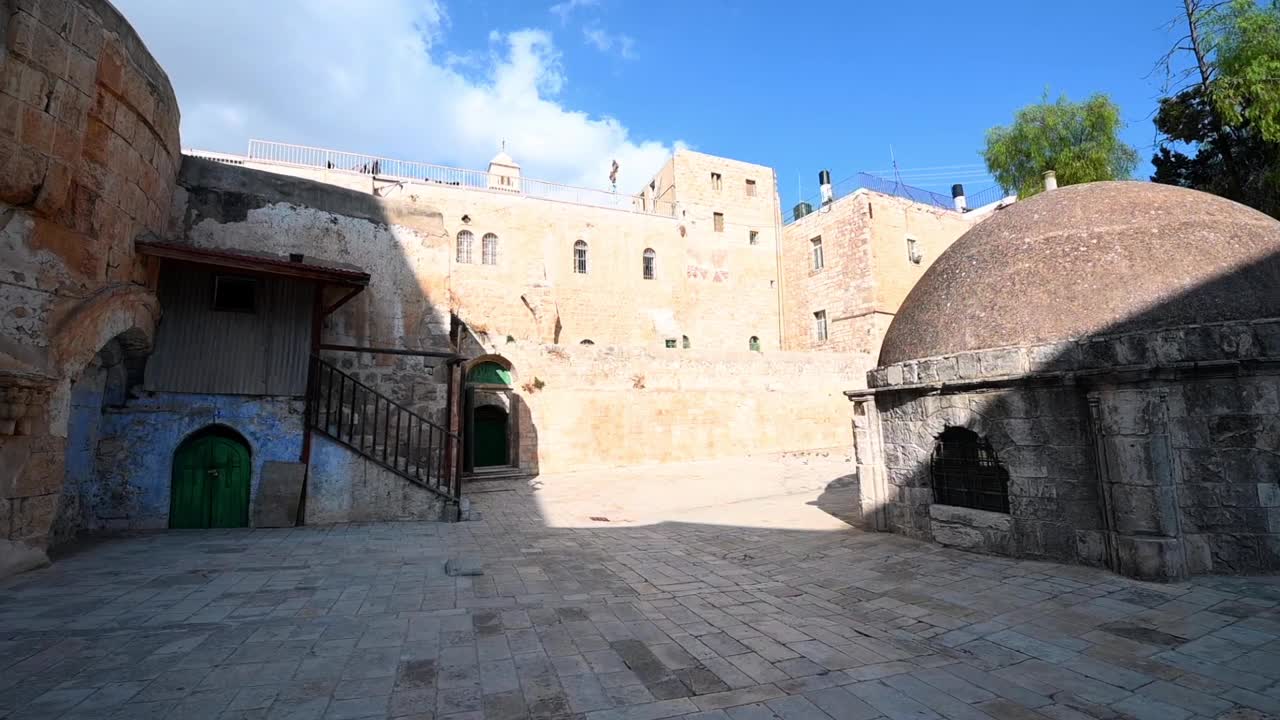 耶路撒冷，以色列，圣墓教堂外部和穹顶的平移镜头视频下载