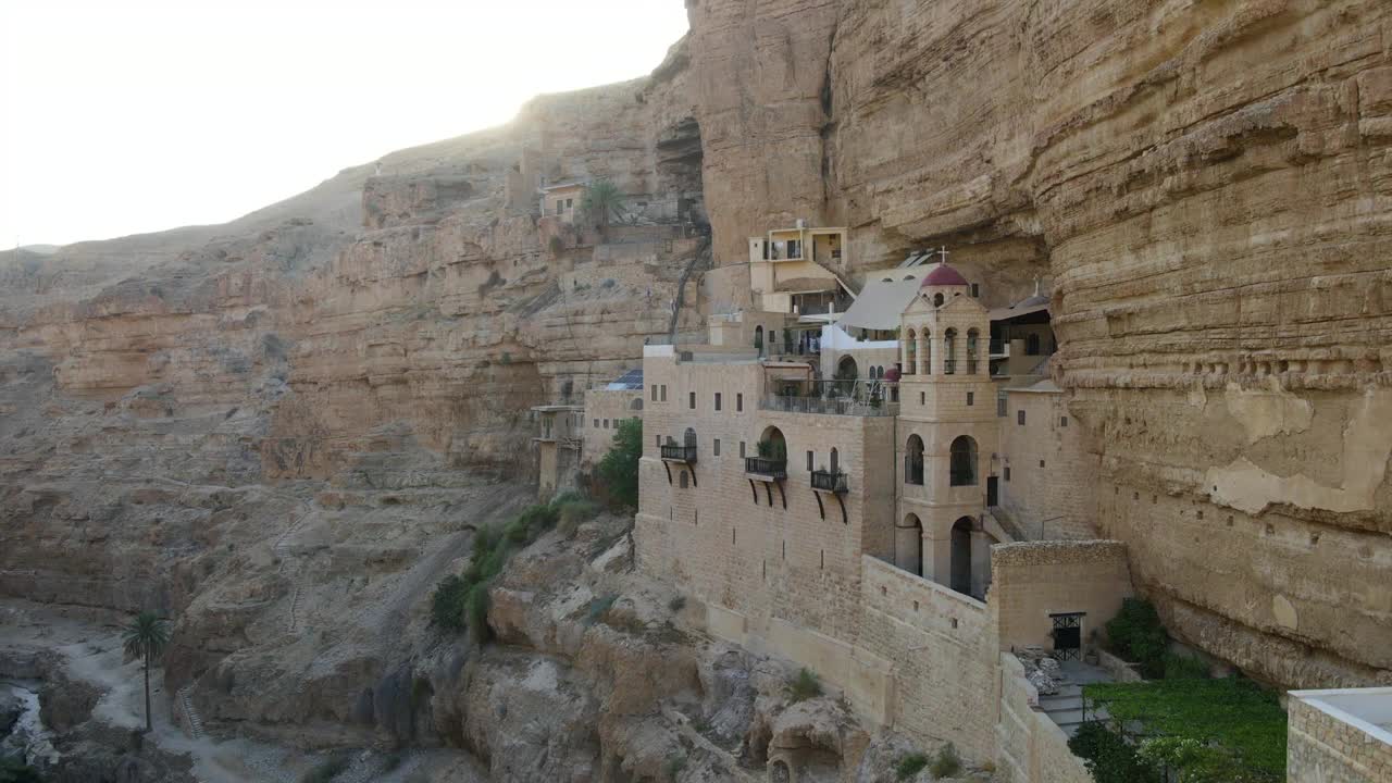 鸟瞰圣乔治修道院在美丽的悬崖在晴朗的一天，无人机飞向上-西岸，以色列视频下载