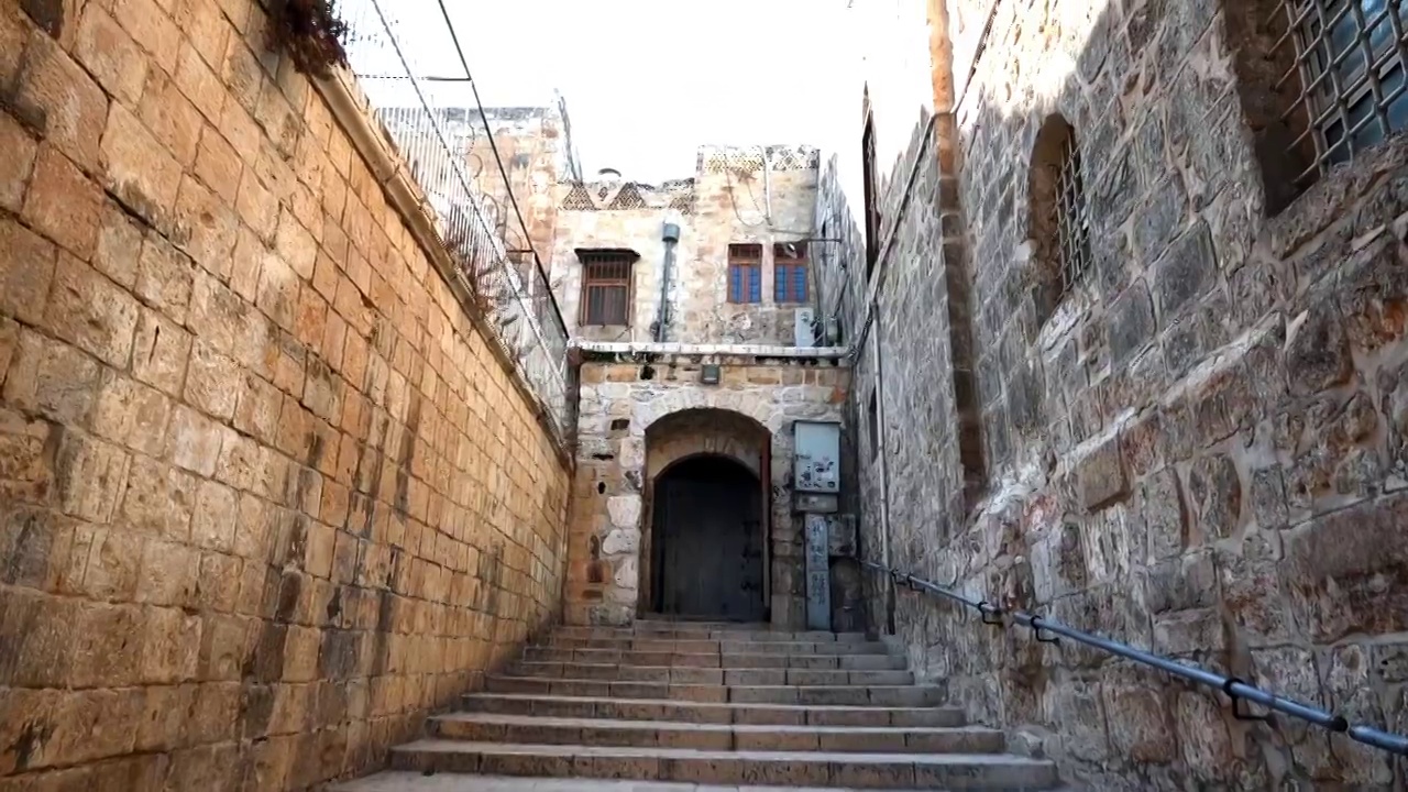 倾斜向上的镜头通向拱门的台阶在教堂的圣墓-耶路撒冷，以色列视频下载
