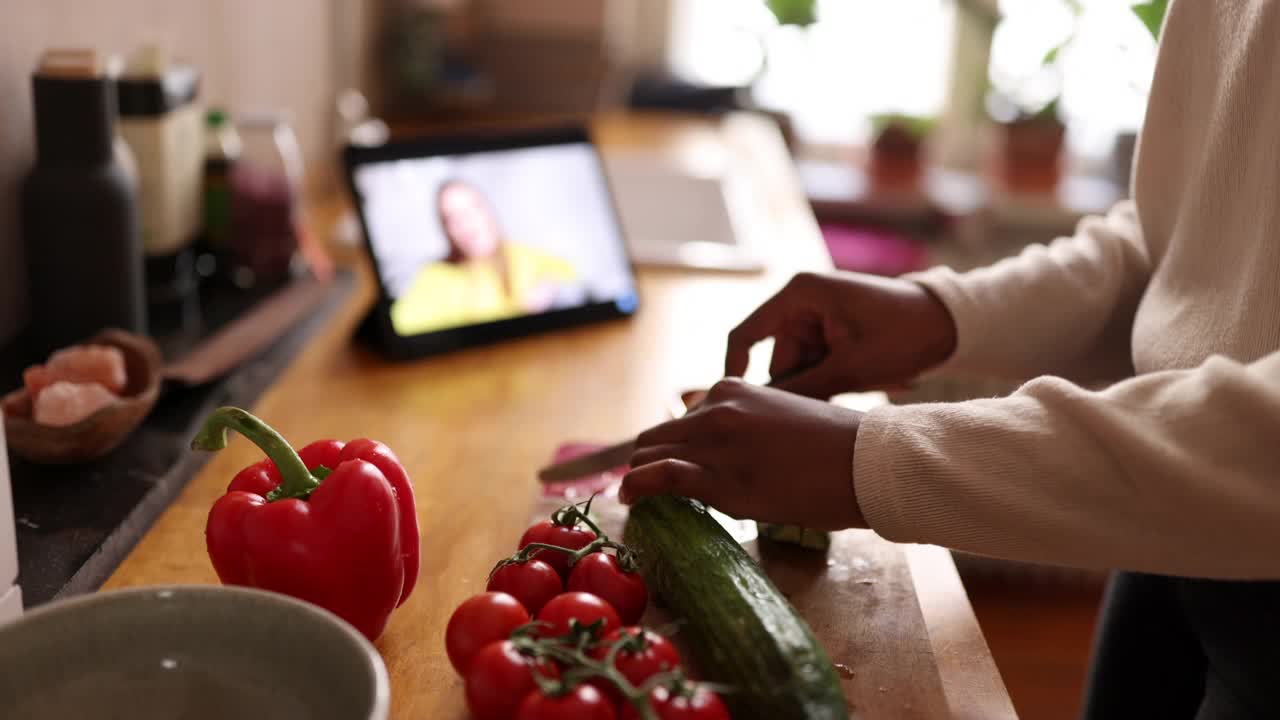 女人在视频通话中用手切黄瓜视频素材