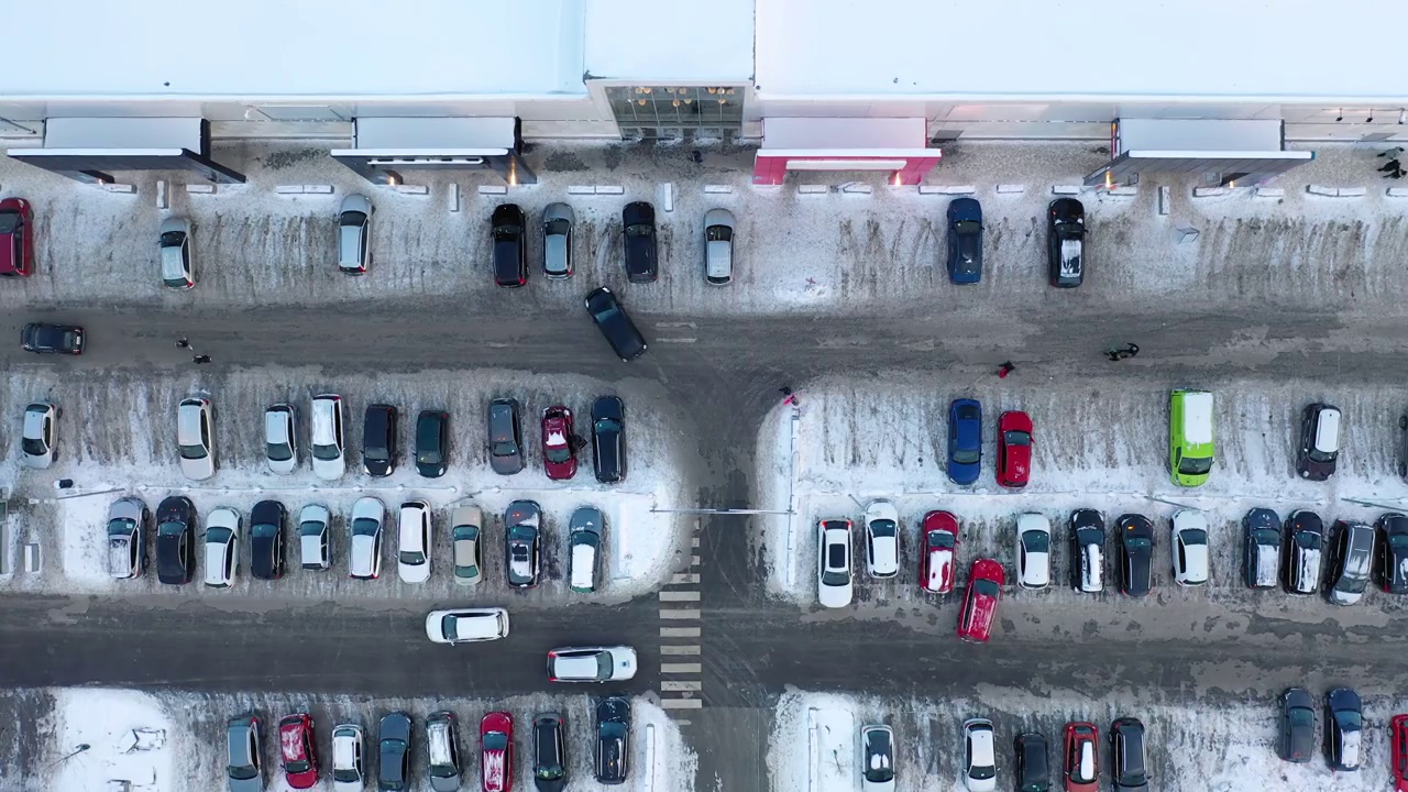 冬季繁忙的购物中心停车场视频素材