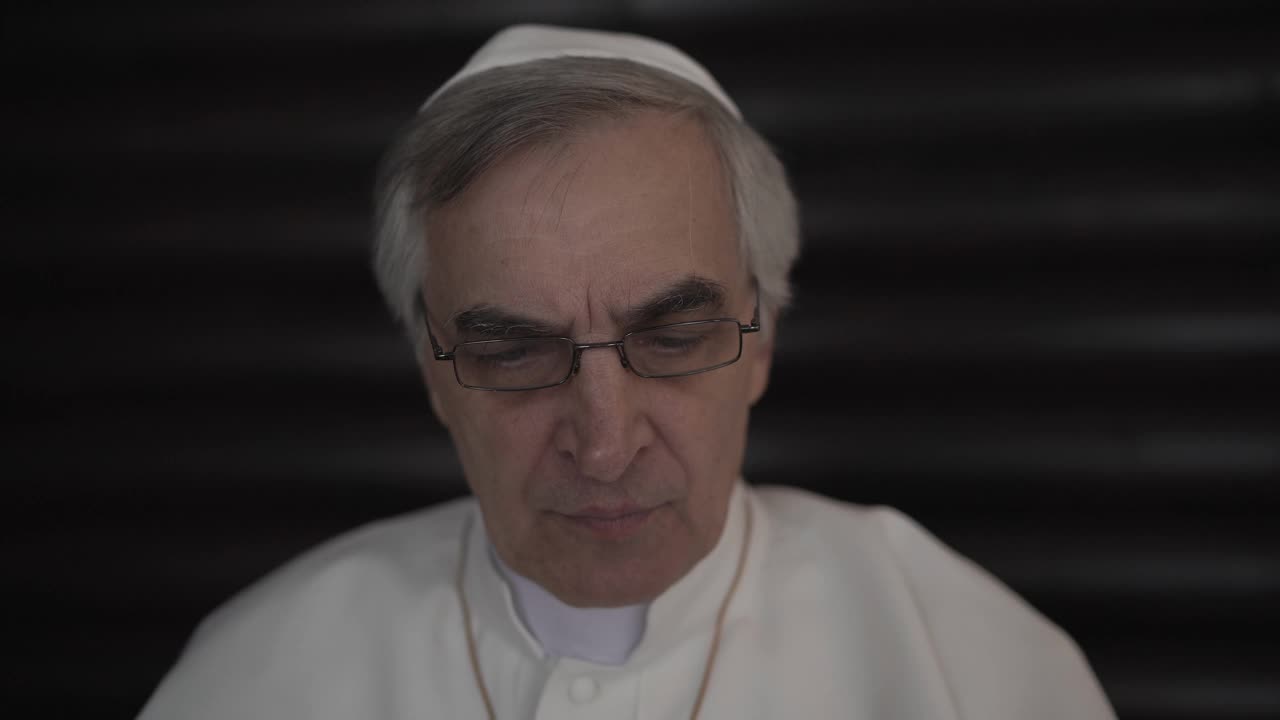 教皇读圣经视频下载