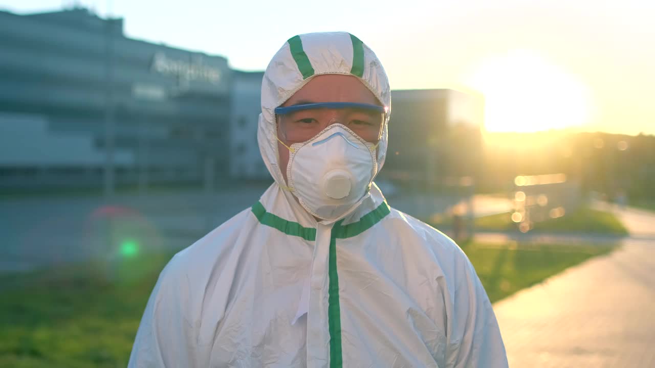 阻止冠状病毒新冠肺炎疫情爆发。亚洲华人朝鲜亚洲人快乐的医生病毒学家科学家在面具个人防护服在医院里做手势竖起大拇指视频素材
