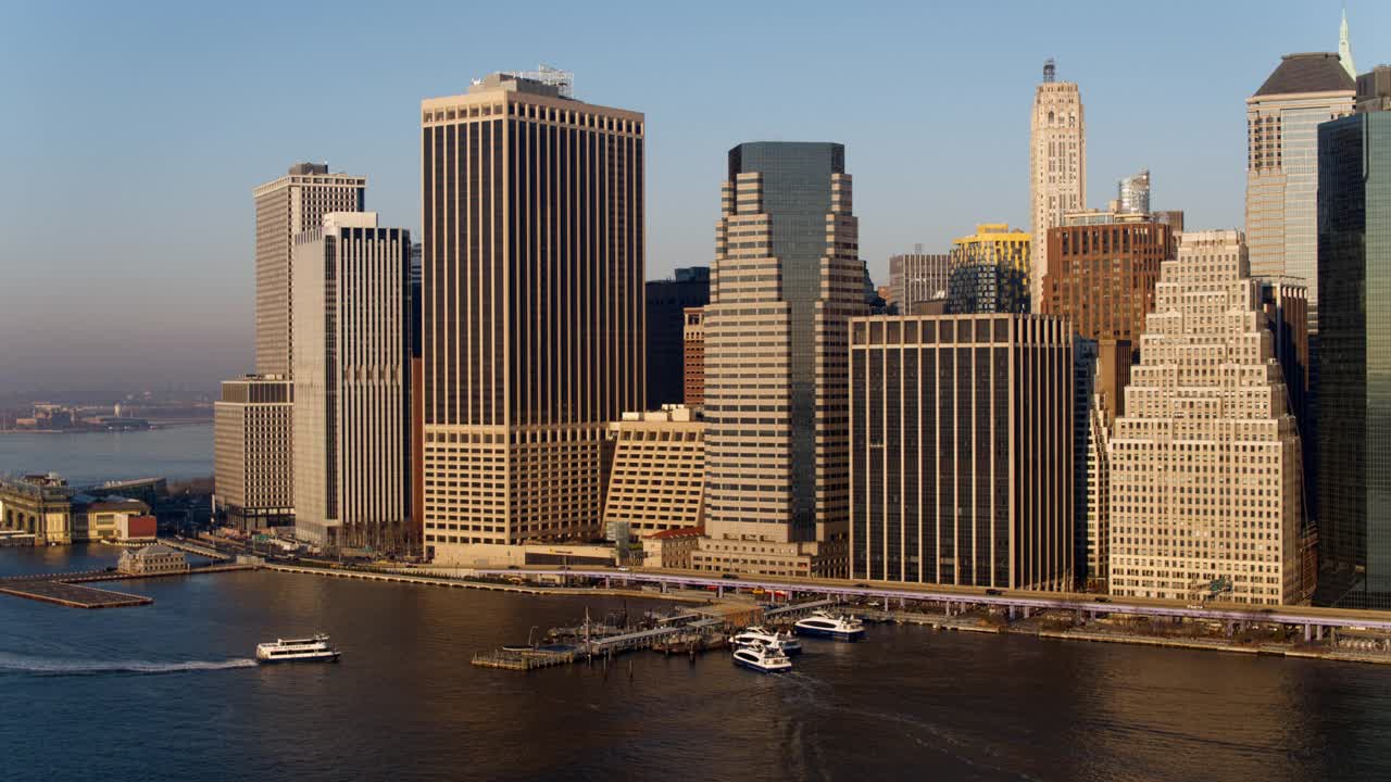 曼哈顿市中心的鸟瞰图从东河，水上出租车和船只到达和离开11号码头-华尔街。用静态摄像机拍摄无人机视频。视频下载