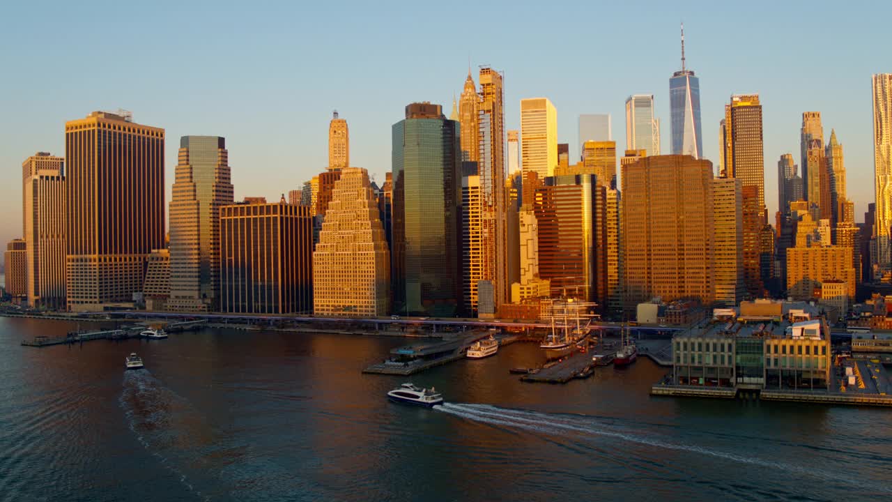 鸟瞰图，渡轮在清晨抵达曼哈顿市中心海滨海港前的11号码头。无人机视频与平移摄像机运动。视频下载
