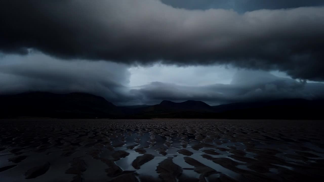 戏剧性的云在爱尔兰的海滩上翻滚视频下载