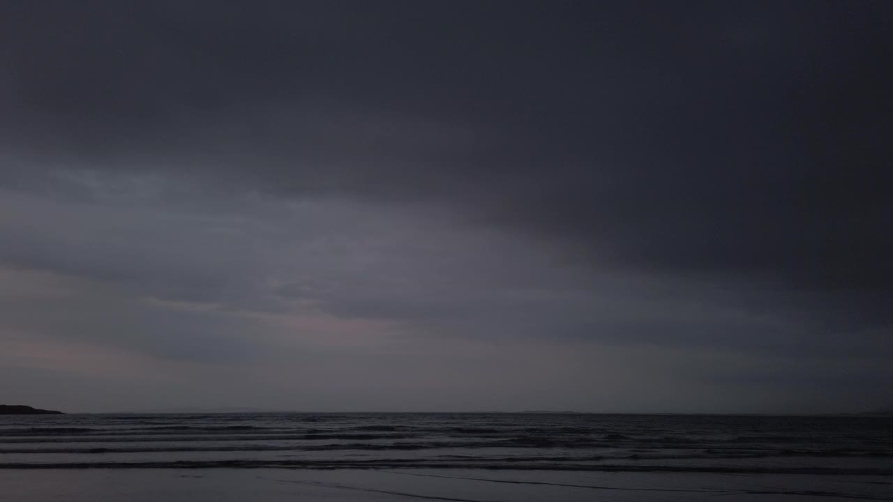 黄昏时分的大西洋海滩。视频素材