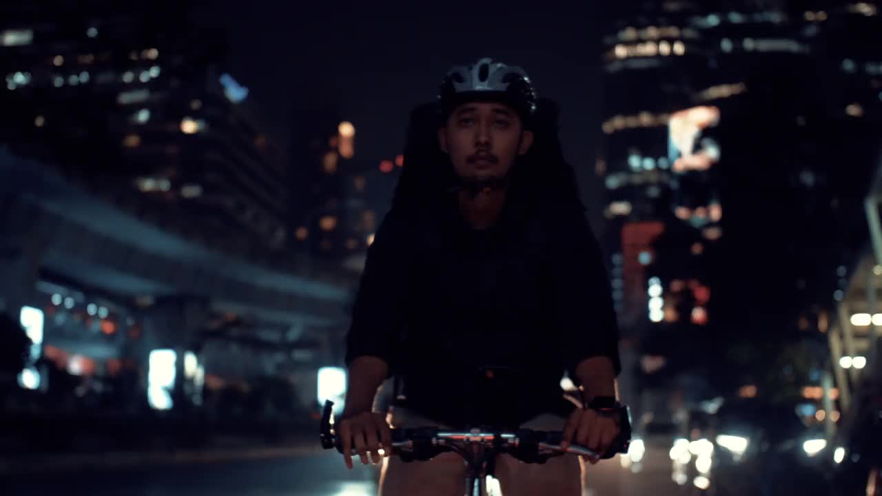 亚洲男人晚上骑自行车送货视频下载