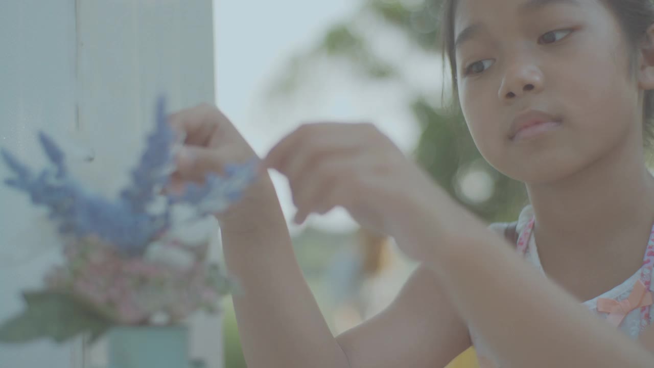 带有悲伤情绪和情感的亚洲小女孩。视频素材