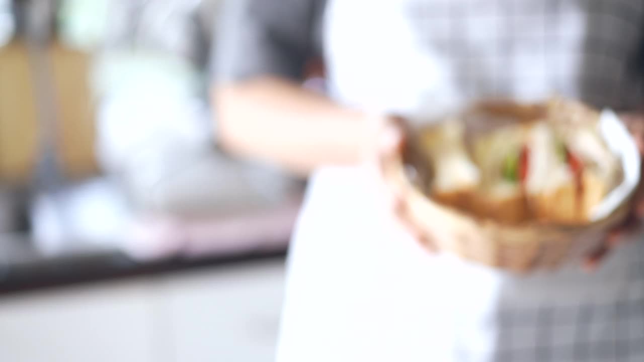 女厨师端上一个三明治，在前面展示视频下载