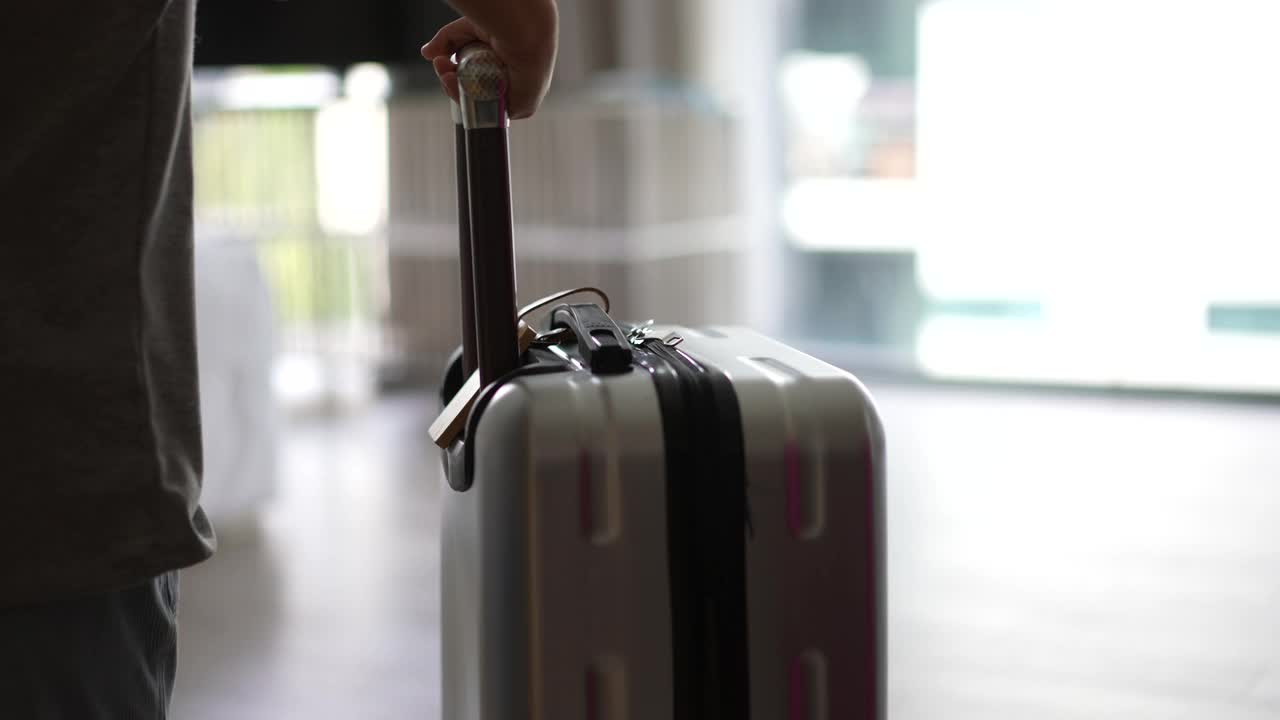 亚洲小孩在酒店搬运并打开行李。旅游和度假的概念视频下载