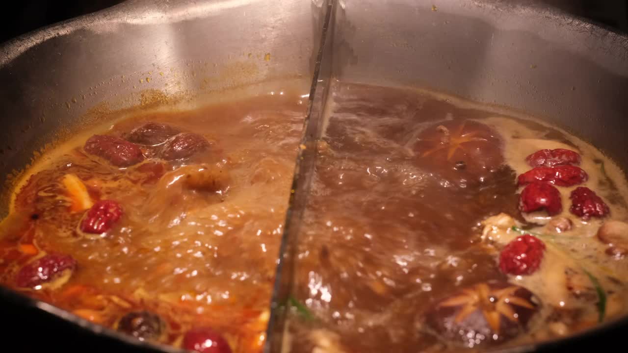 在中国的两味火锅中煮牛肉视频素材