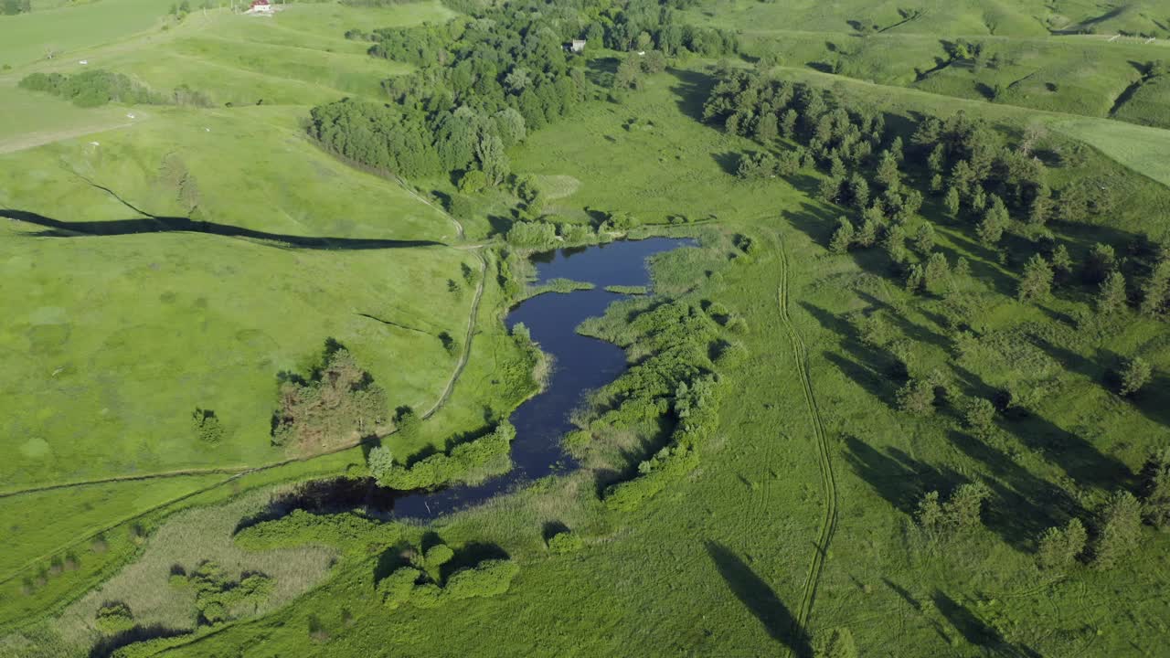 绿色峡谷的鸟瞰图视频素材