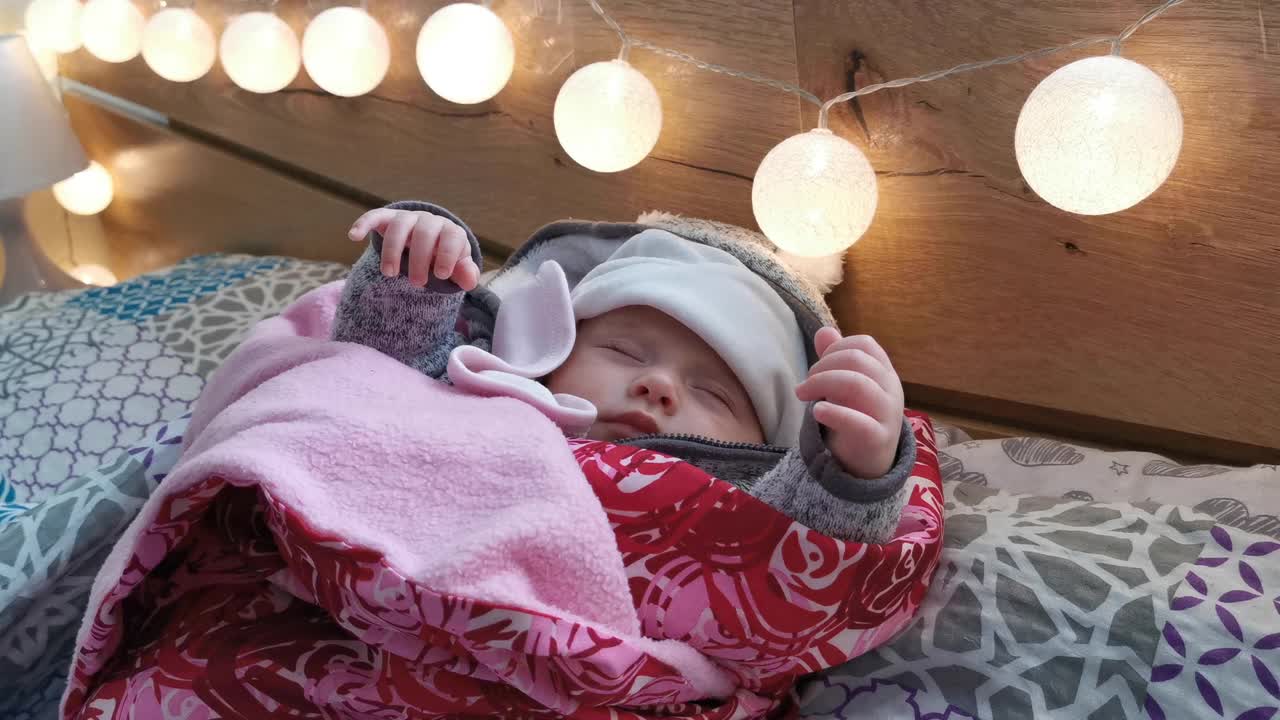 新冠肺炎大流行期间新生儿睡觉时的照片。视频下载