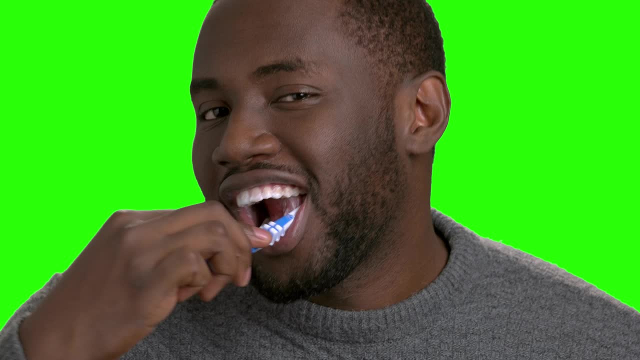 黑皮肤的男人正在刷牙。视频下载