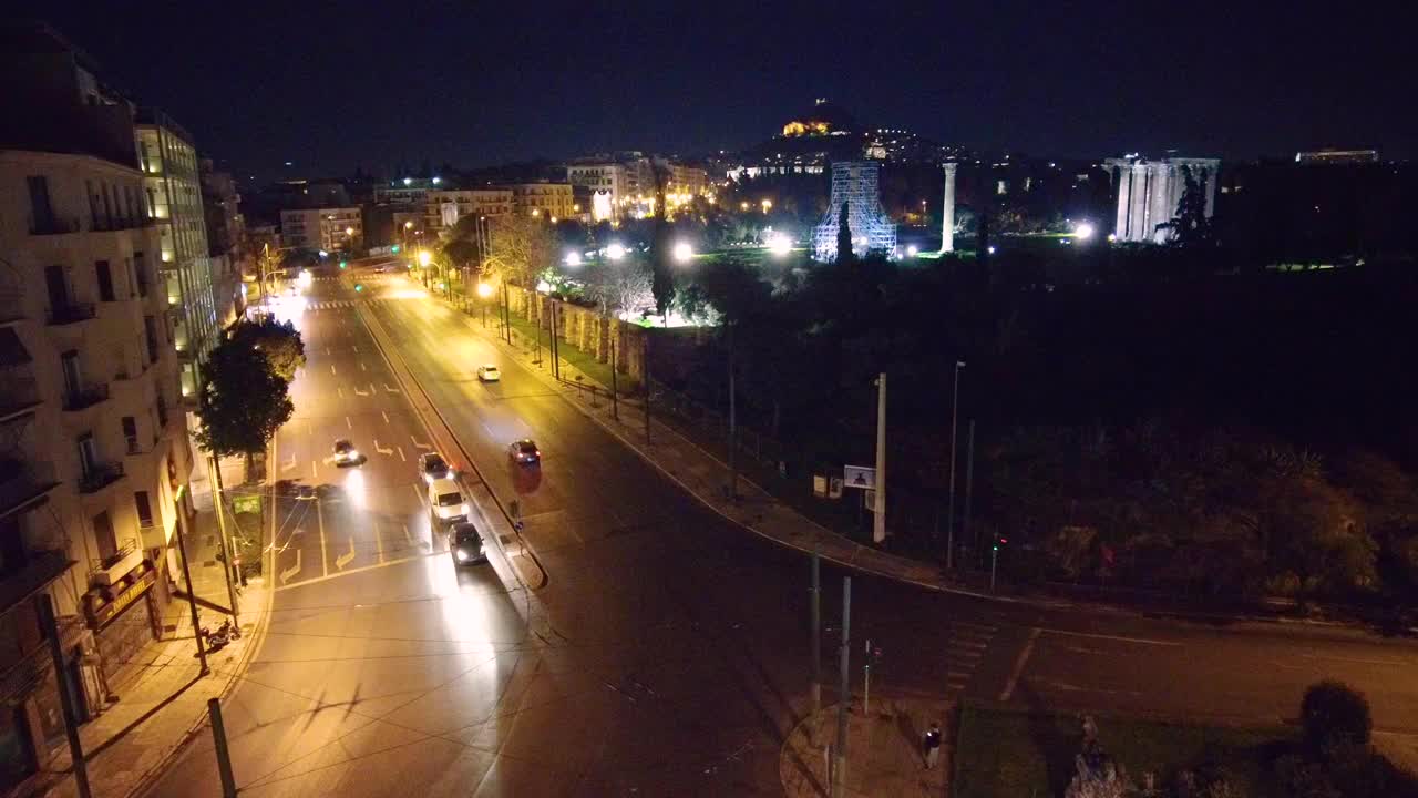 夜晚的奥林匹亚宙斯神庙和雅典主要道路的延时视频视频素材