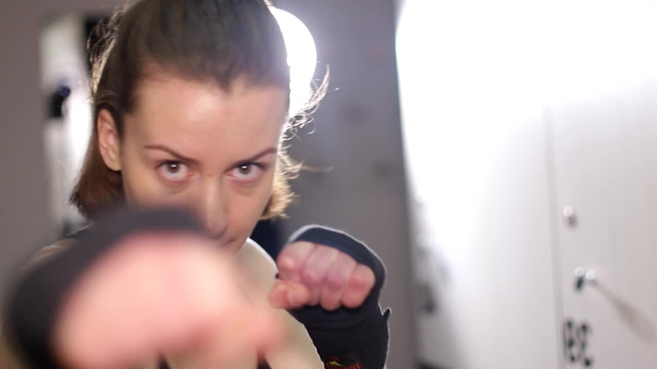 女运动员在健身房训练时练习出拳。视频下载