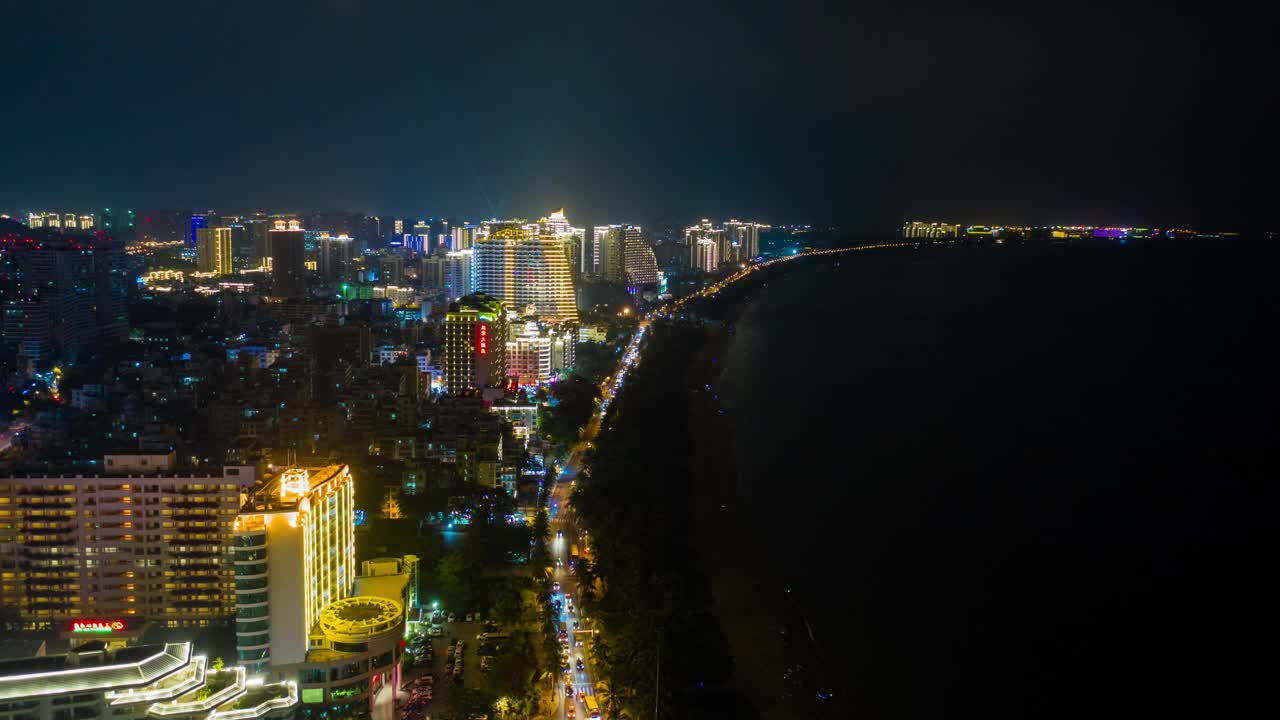 夜间时间照亮了著名的三亚湾航拍全景，时间跨度为4k视频素材