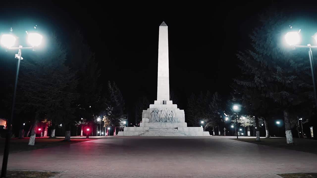 夜间拍摄的方尖碑是为了纪念战争的受害者。镜头移动得很平稳。视频下载