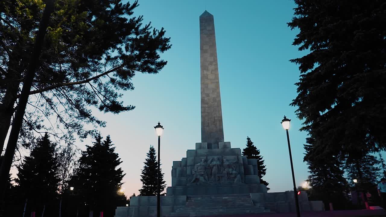 纪念第二次世界大战受害者的历史纪念碑方尖碑。摄像机是动态拍摄的。视频下载