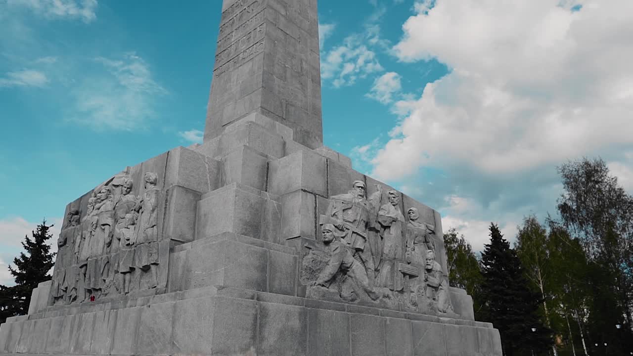 二战士兵纪念碑的特写镜头是以太阳为背景拍摄的。视频下载