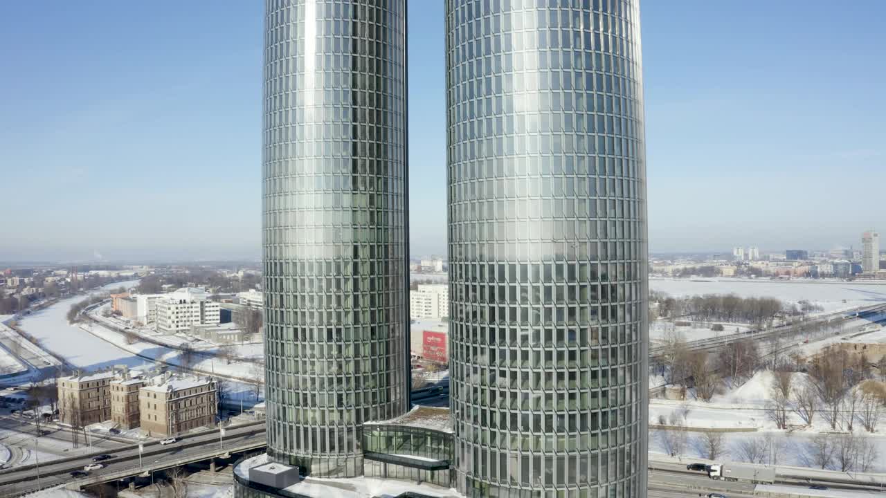 多功能塔形建筑、现代玻璃摩天大楼、z型住宅楼。鸟瞰图在寒冷晴朗的冬日。视频下载