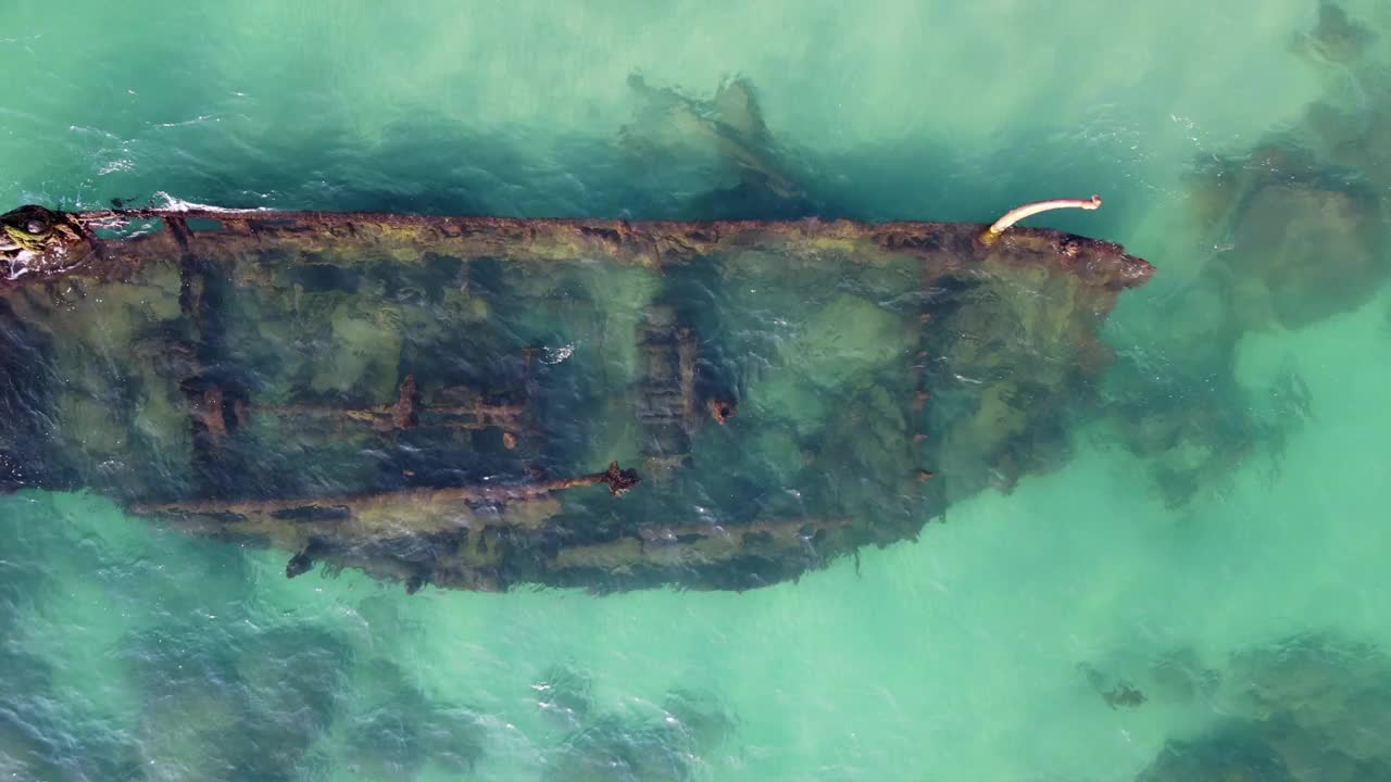 游客在海上失事船只上划桨登机的鸟瞰图，游客在享受假期-阿苏夫，以色列视频下载