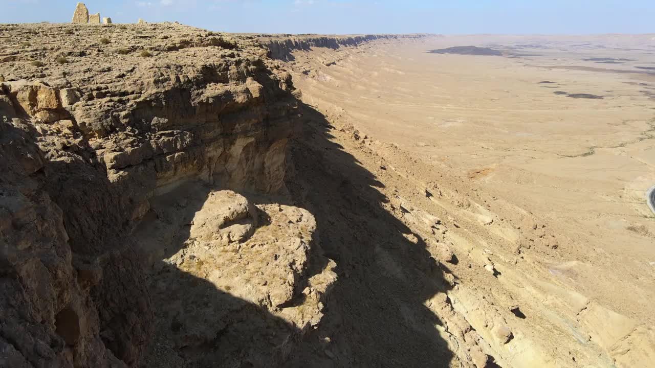 在晴朗的一天，无人机向前飞行-米茨佩拉蒙，以色列的沙漠景观鸟瞰图视频素材