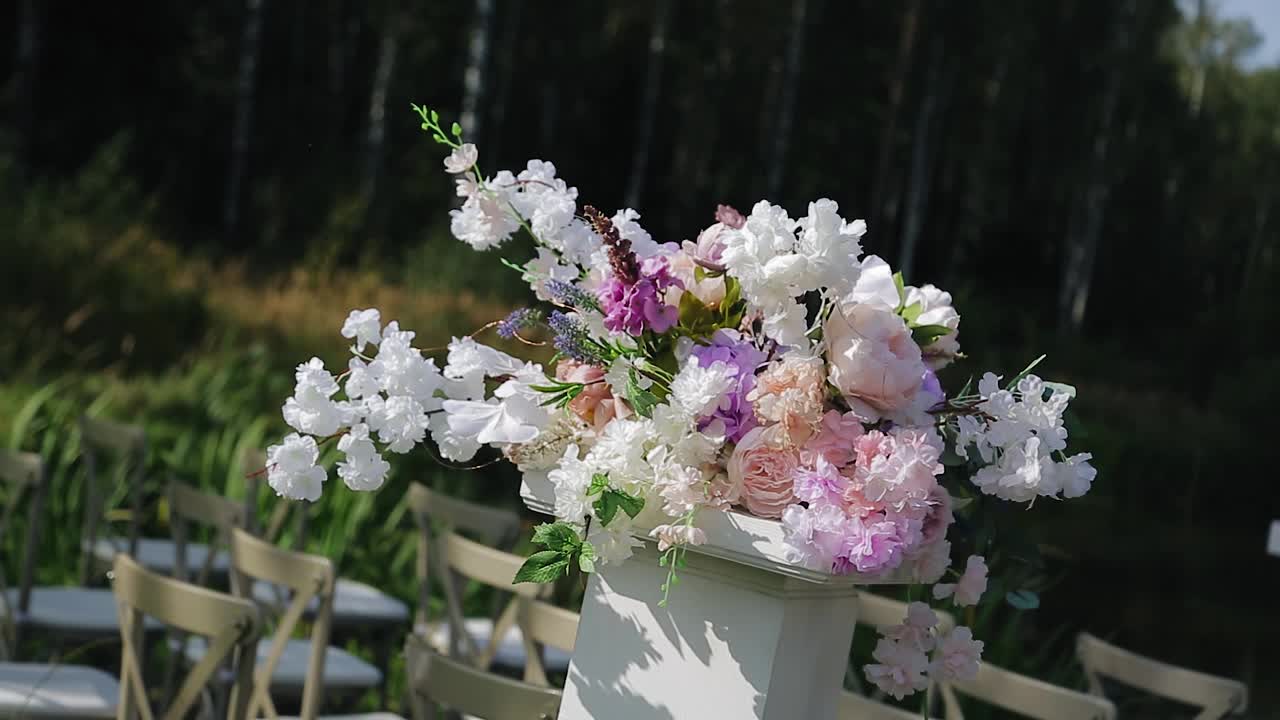 一束美丽的鲜花装饰着婚礼。教室装饰的特写拍摄视频素材