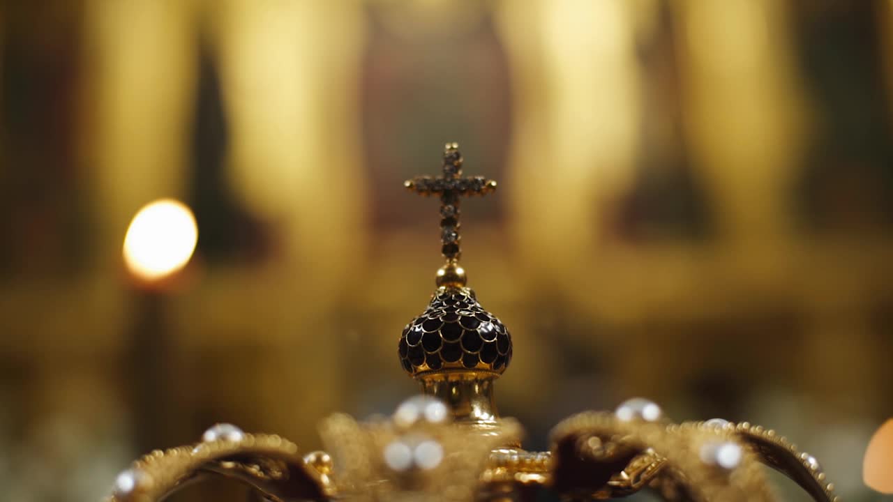 一个教堂里基督教牧师头饰的特写。帽子上系着一个金十字架视频素材