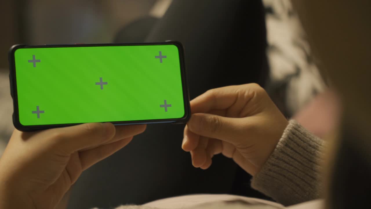 女人在家使用智能手机绿色屏幕视频素材