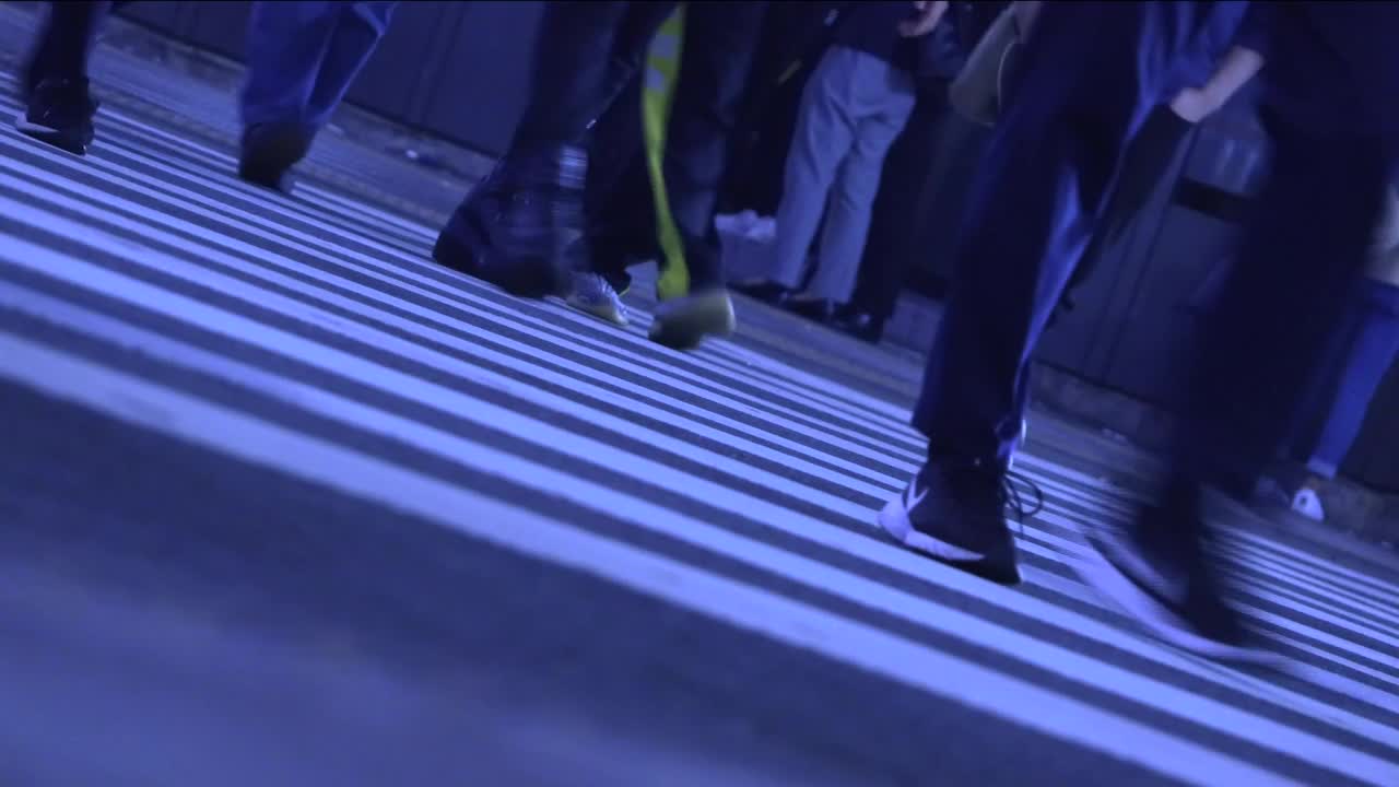 行人的脚在十字路口，东京，日本视频素材