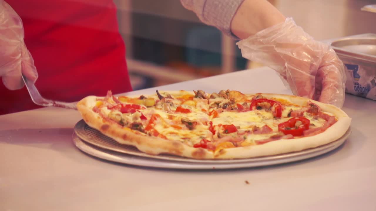 切披萨。视频素材