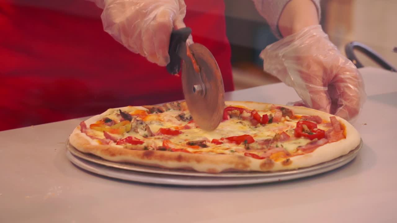 切披萨。视频素材