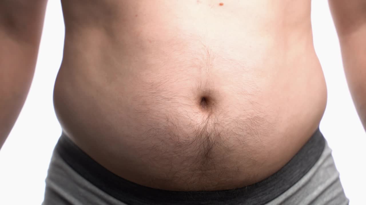 胖男人露出他的胖肚子。视频下载