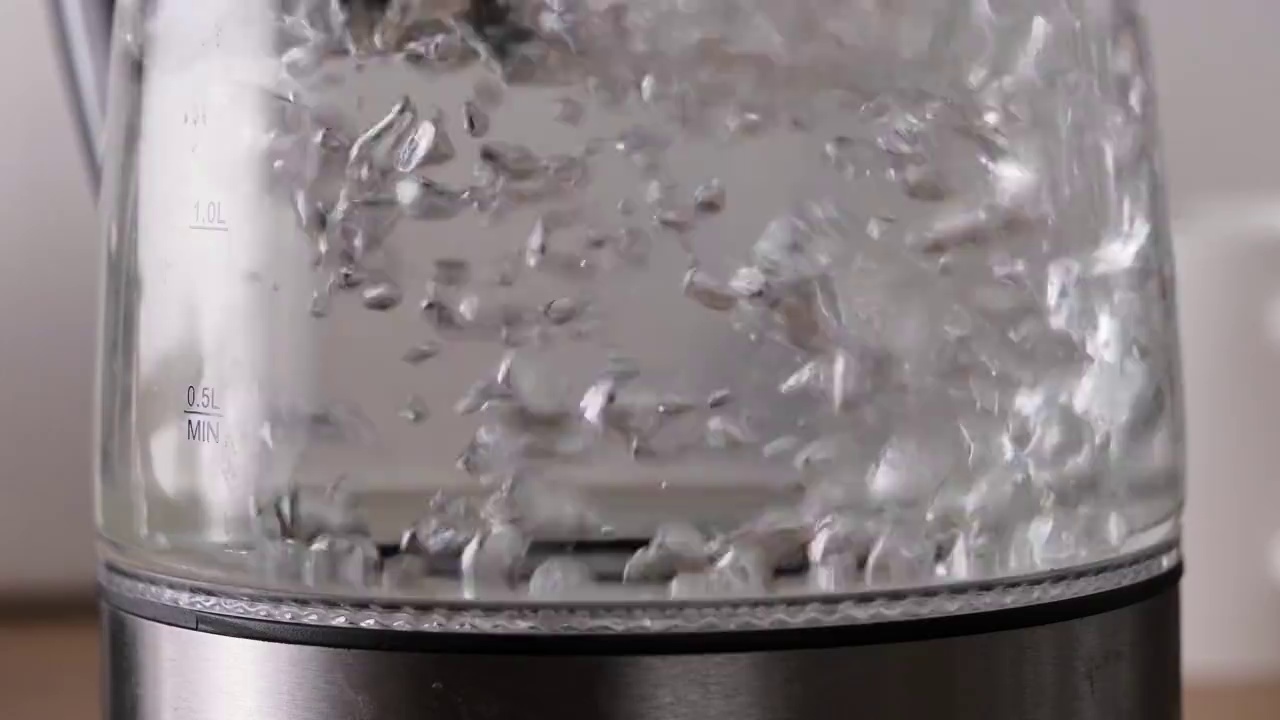 玻璃茶壶内的热水沸腾时起泡视频素材