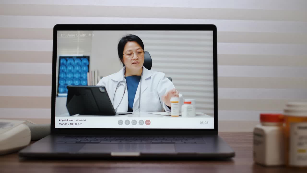 亚洲妇女病人与她的医生视频通话，在家里使用药片要求处方，病人有一个关于她的疾病的视频访问顾问。视频素材