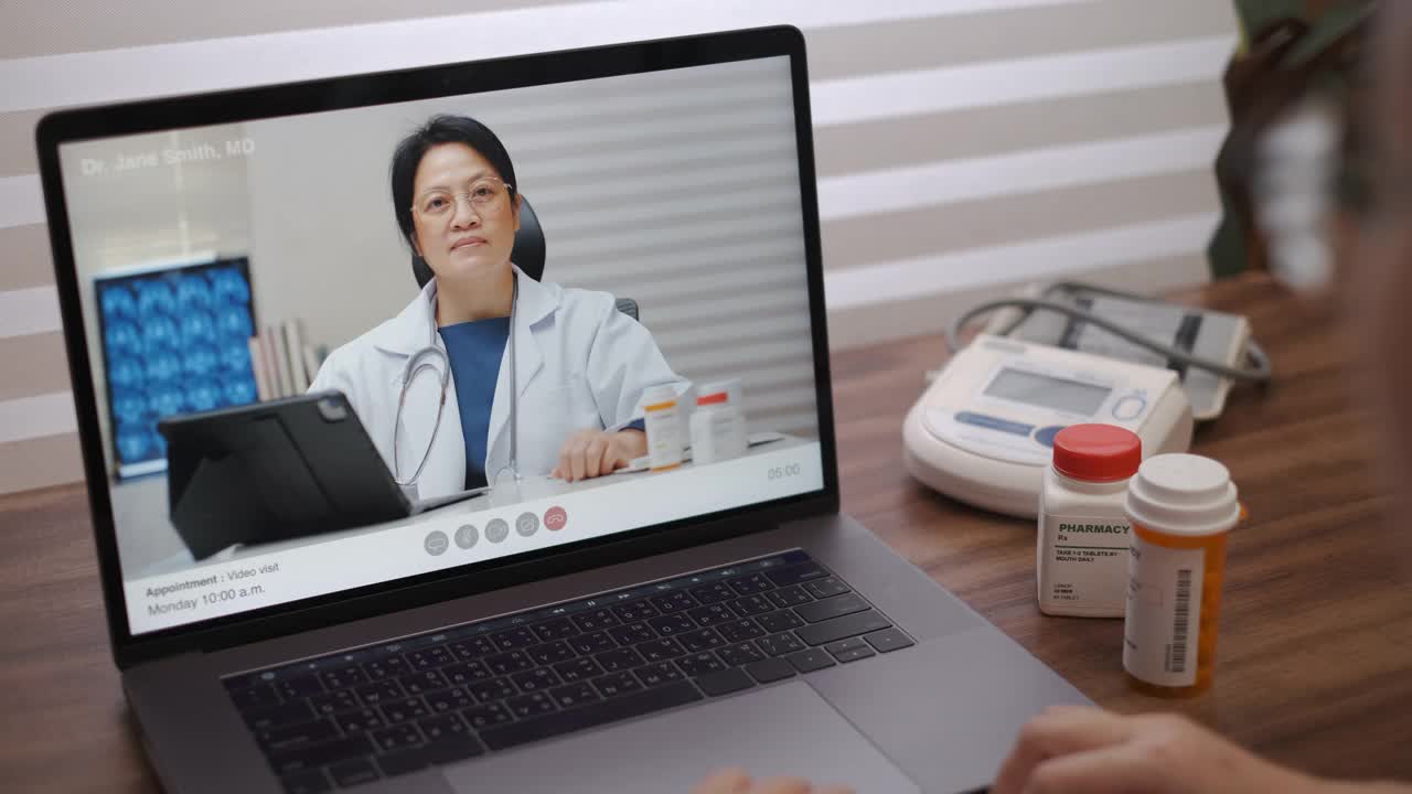 亚洲妇女病人与她的医生视频通话，在家里使用药片要求处方，病人有一个关于她的疾病的视频访问顾问。视频素材