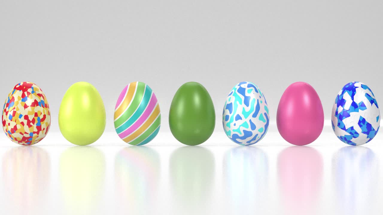 不同的彩色装饰复活节彩蛋在反射白色表面在4K分辨率视频下载